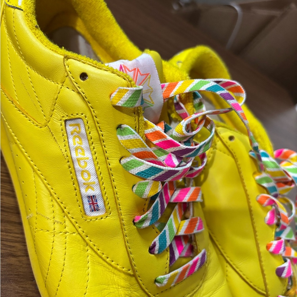 Reebok Classic Leather 25th Anniversary yellow sneakers with rainbow laces sz 10 - Picture 10 of 10